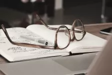 Glasögon på bok
